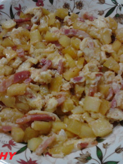 Una foto de Revuelto de patatas con bacon a las 4 pimientas