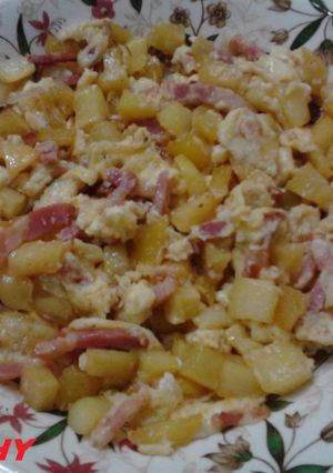 Una foto de Revuelto de patatas con bacon a las 4 pimientas