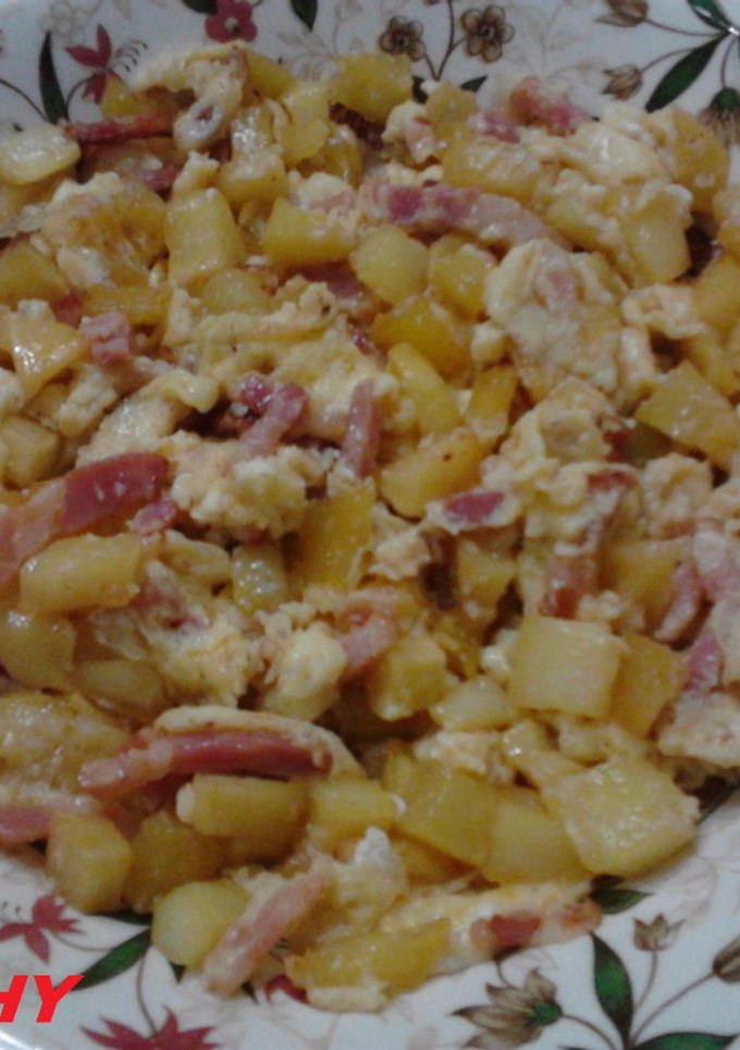 Una foto de Revuelto de patatas con bacon a las 4 pimientas