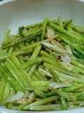 หน่อไม้ฝรั่งผัดเนยกระเทียมพริกไทยดำ - คีโต