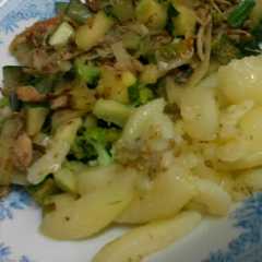 Una foto de Salteado de verduras con papas al olivo