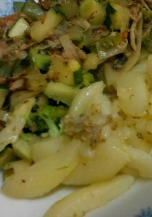 Una foto de Salteado de verduras con papas al olivo