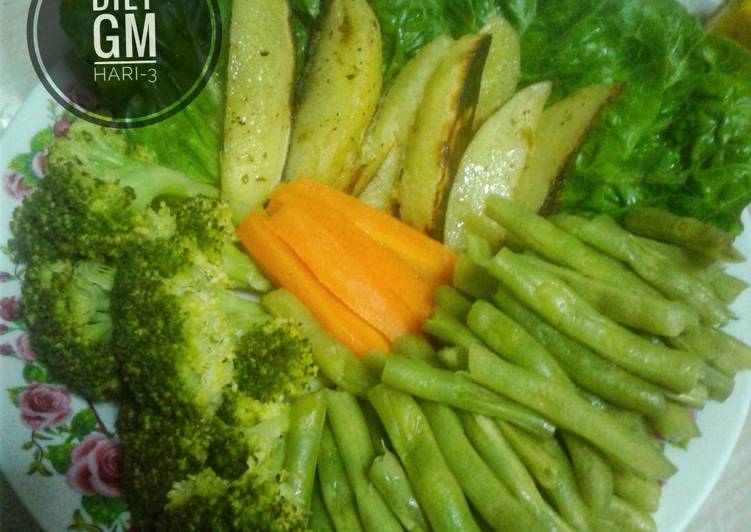 Cara Gampang Membuat Sayuran kukus with potato wedges (Diet GM-3) Pagi Anti Gagal