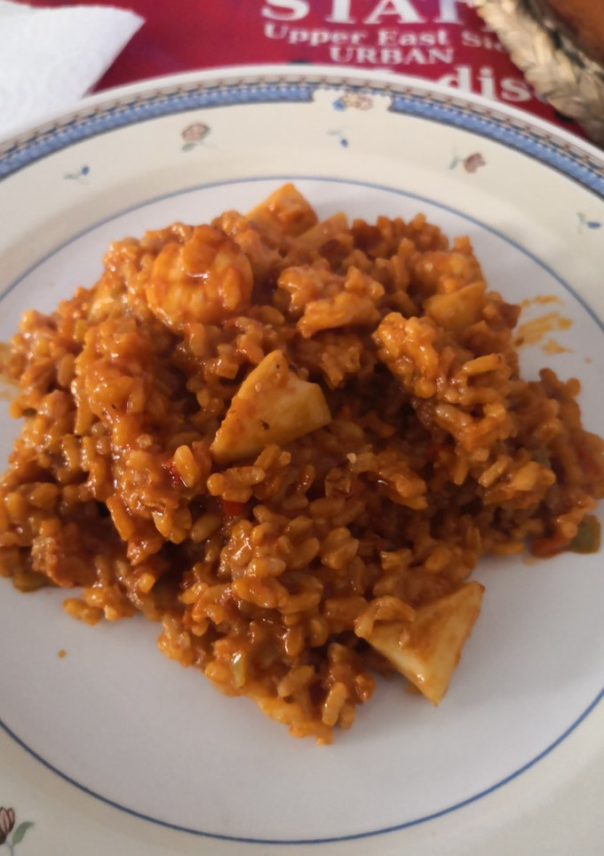 Una foto de Arroz con rape, sepia y gambas