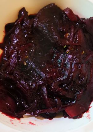 Szilvás vörösboros chutney kakukkfűvel recept fotója