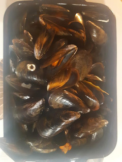 Una foto de Mejillones al vapor con limón
