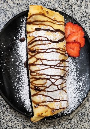 Una foto de Panqueques con crema chantillí y frutas 🍓🥞