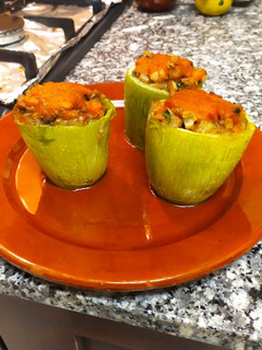 Una foto de Calabacín relleno de zanahoria y champiñones