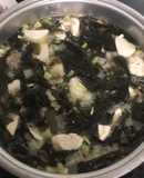 Canh rong biển đậu hủ non