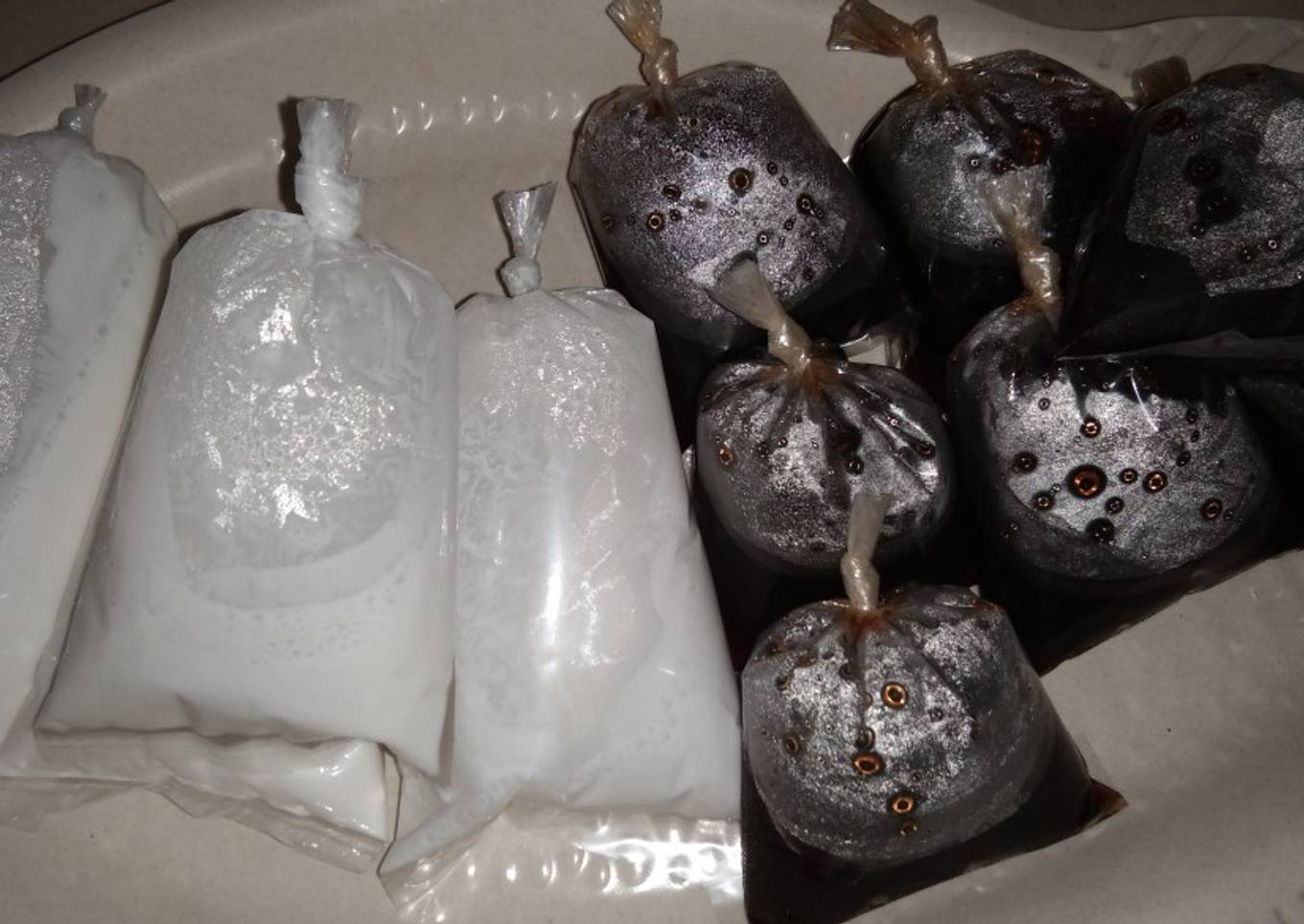 Kuah santan dan gula untuk cendol