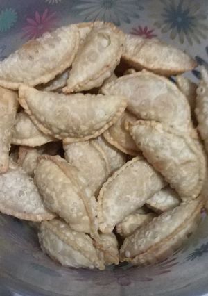 खोए और मावे की गुझिया (khoya aur mawa ki gujiya recipe in Hindi) रेसिपी मुख्य फोटो