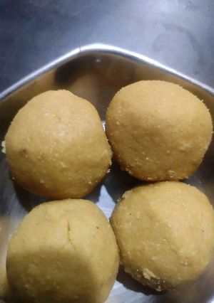 A picture of Besan ke laddu.