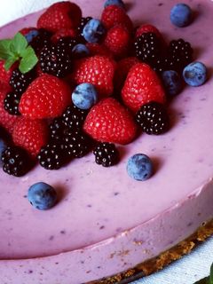 Una foto de Tarta en frío de moras silvestres con lácteos sin lactosa