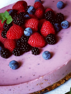 Una foto de Tarta en frío de moras silvestres con lácteos sin lactosa