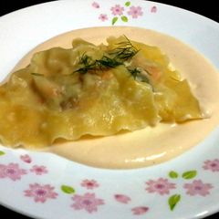 A picture of Salmon Rovioli on Garlic Alfredo Sauce.