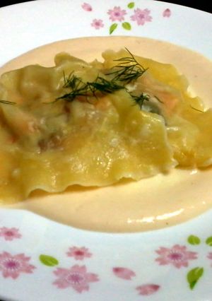 A picture of Salmon Rovioli on Garlic Alfredo Sauce.