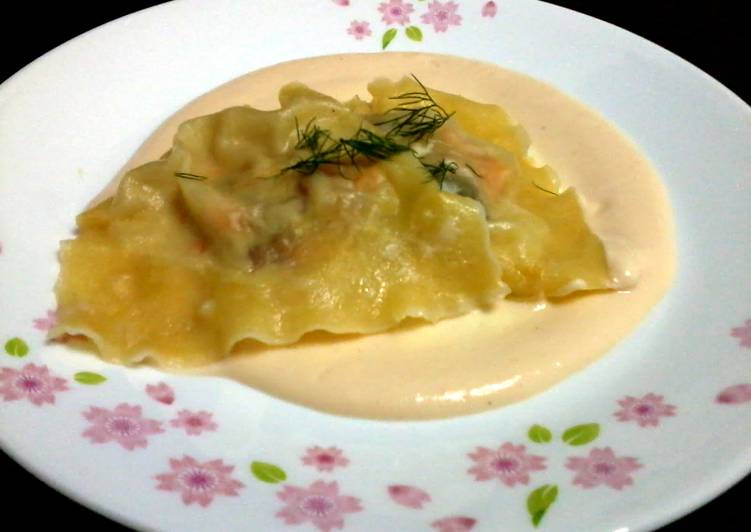 Recipe of Favorite Salmon Rovioli on Garlic Alfredo Sauce