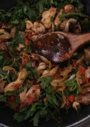 Una foto de Lonjas de pollo salteado con espinacas