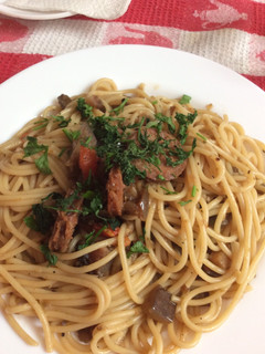 Una foto de Tallarines con salsa siciliana