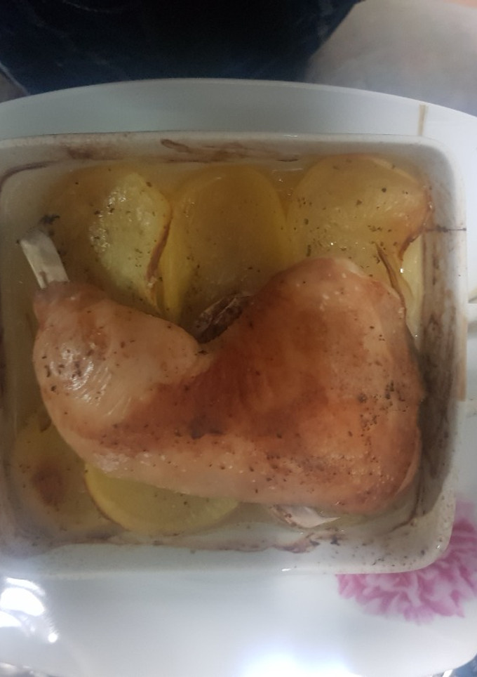 Una foto de Pollo asado con patatas panaderas