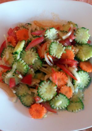 A picture of fresh vegetable salad.