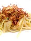 Linguine con salsa di tonno e cipolla fritta