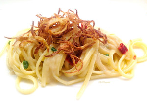Foto di Linguine con salsa di tonno e cipolla fritta