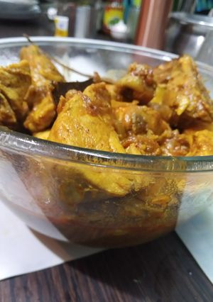 A picture of Bengali murgir jhol (chicken gravy).