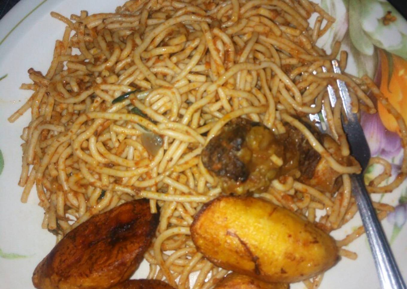 Jollof spaghetti with fried plantain