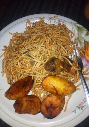 A picture of Jollof spaghetti with fried plantain.