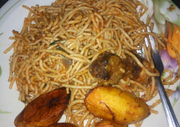 How to Make Quick Jollof spaghetti with fried plantain
