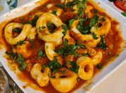 Une photo de calamar en sauce