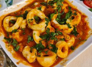 Une photo de Calamars en sauce tomate