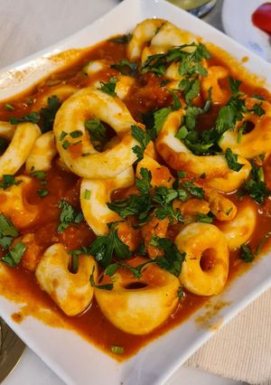 Une photo de Calamars en sauce tomate