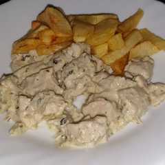 Una foto de Pollo troceado al roquefort con patatas
