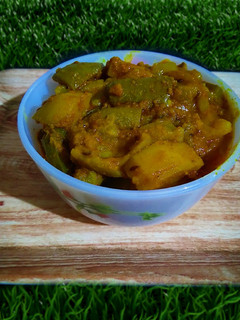 आलू परवल की सब्जी (aloo parwal ki sabzi recipe in Hindi) रेसिपी मुख्य फोटो