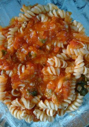 Una foto de Guiso vegan rapidísimo de fideos y morrón 🐞🐝🐜