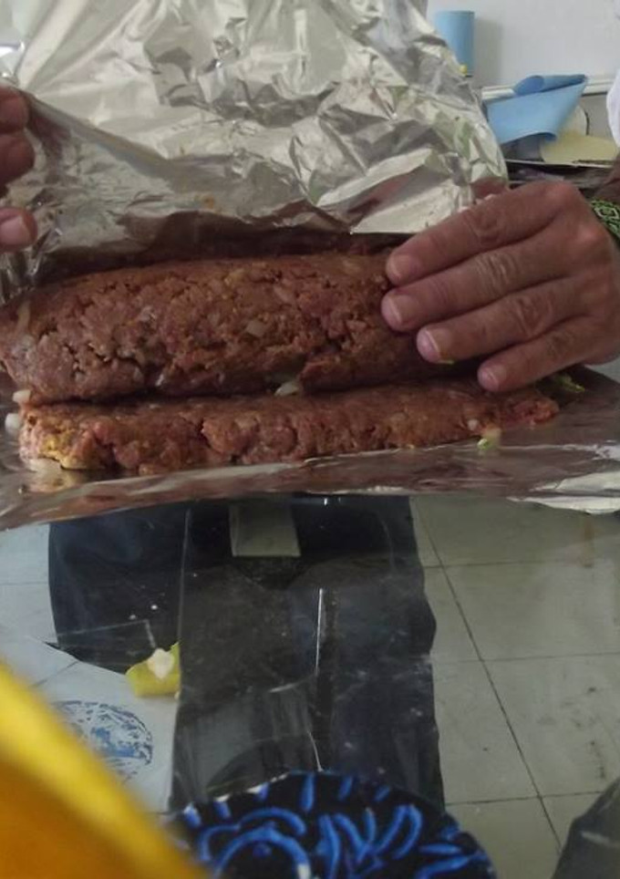 Una foto de Rollo de carne con jícama y chile guero martin