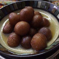 A picture of Gulab jamun.