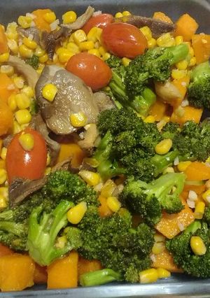 Una foto de Saltado de brócoli y calabacín...acompañando el rollo incógnita​