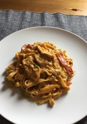 Tejszínes-sajtos-csirkés tagliatelle recept fotója