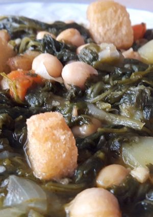 Una foto de Garbanzos con verduras y pan frito