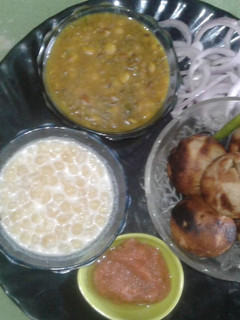 स्टफ्ड बाटी दाल (stuffed bati dal recipe in Hindi) रेसिपी मुख्य फोटो