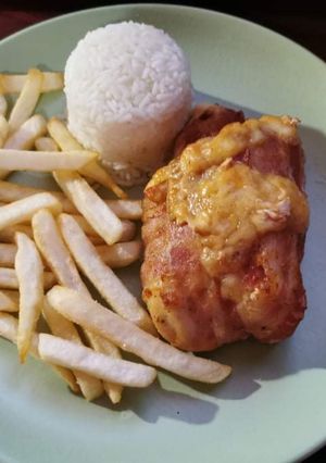 Békönbe tekert - sajttal töltött csirkemell recept fotója