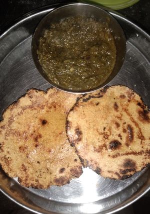 A picture of Sarson da Saag and Makki di Roti.