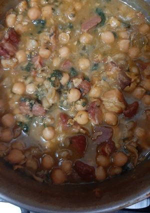 Una foto de Garbanzos con tocino y acelga