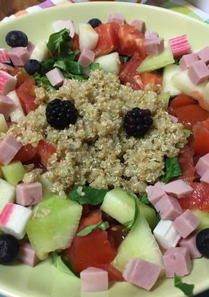 Una foto de Ensalada de quinoa con melón, tomate y pavo