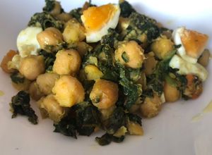 Una foto de Salteado especiado de espinacas con garbanzos y huevo