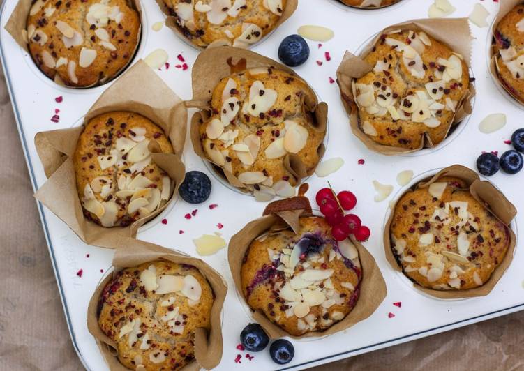 Fluffige Muffins mit Beeren & Mandeln