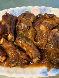 A picture of Braised Pork Ribs with Onions.